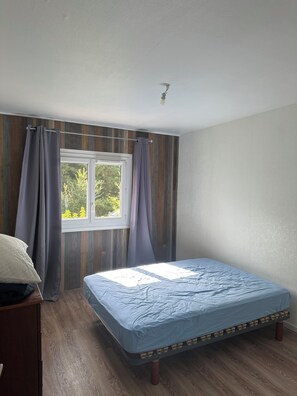4 habitaciones, tabla de planchar con plancha, internet y ropa de cama