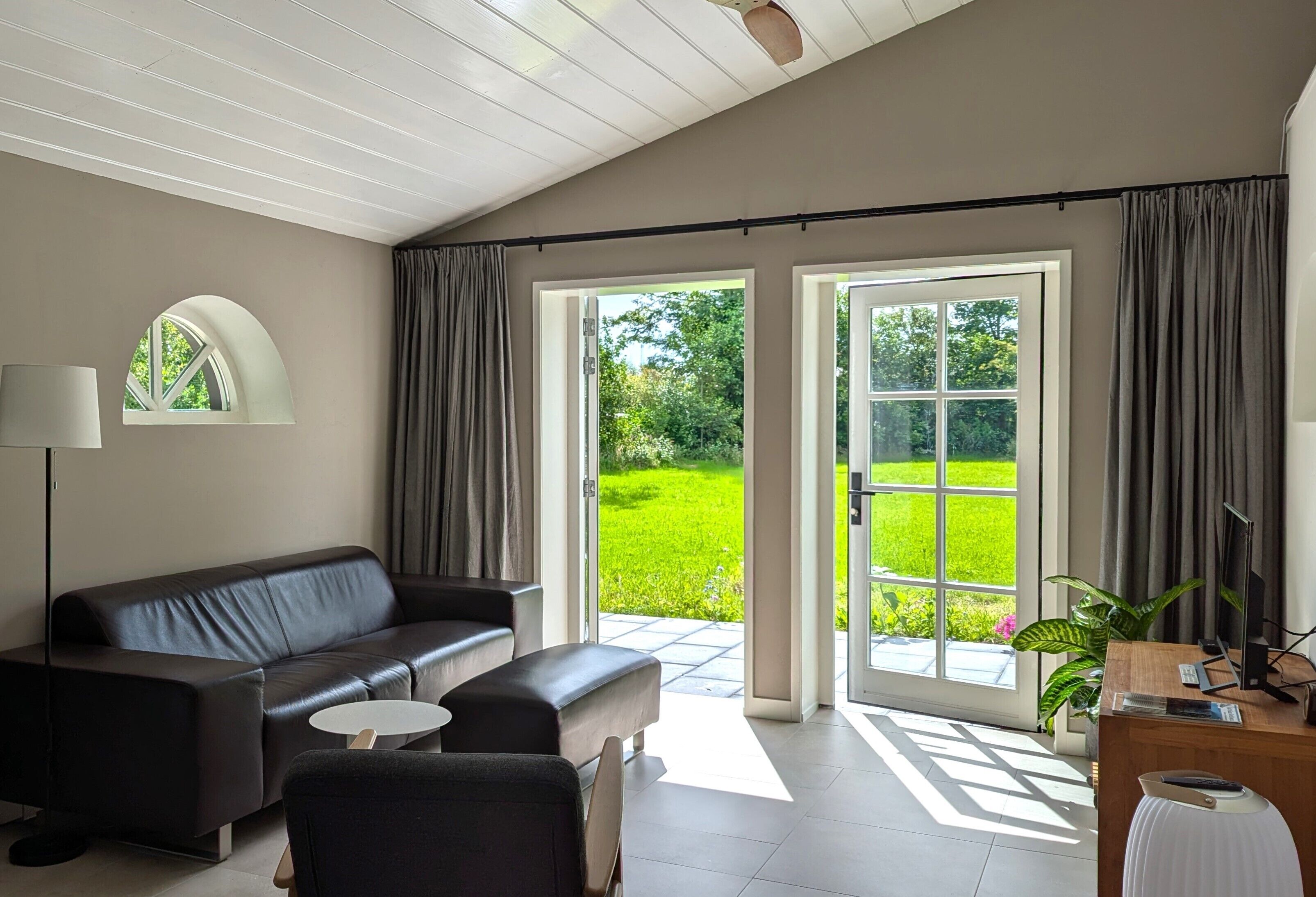 Een televisie en boeken