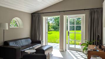 Een televisie en boeken