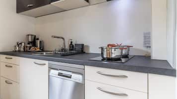 Kühlschrank, Mikrowelle, Herdplatte, Geschirrspüler