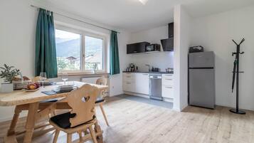 Réfrigérateur, micro-ondes, plaque de cuisson, lave-vaisselle