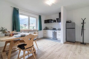 Kühlschrank, Mikrowelle, Herdplatte, Geschirrspüler