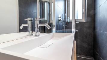 Douche, articles de toilette écologiques, sÚche-cheveux