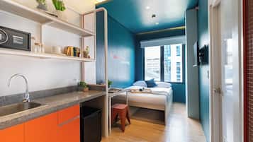 Caja de seguridad en la habitación y escritorio