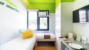 Caja de seguridad en la habitación y escritorio