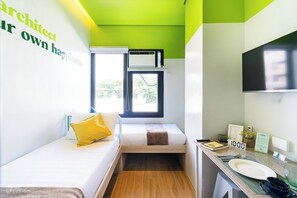 Caja de seguridad en la habitación y escritorio 