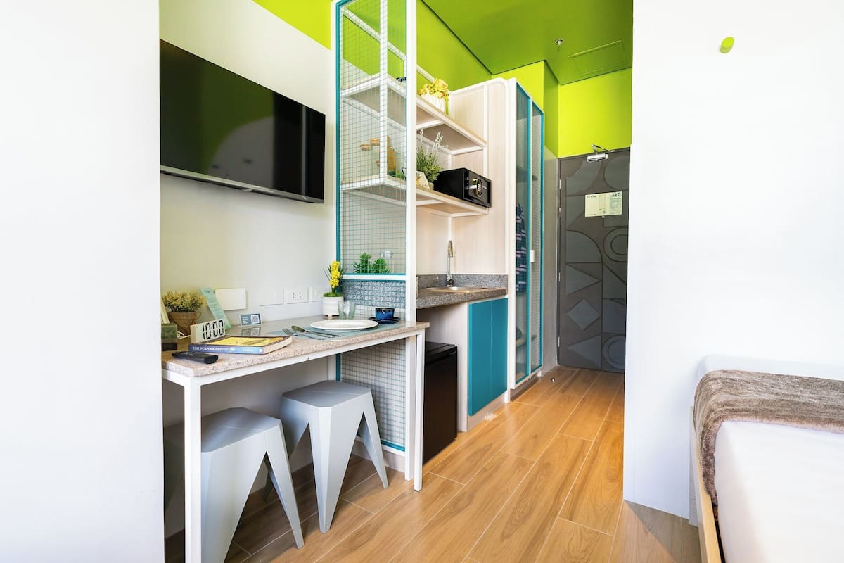 Caja de seguridad en la habitación y escritorio