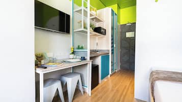 Caja de seguridad en la habitación y escritorio