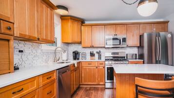 Fridge, oven, stovetop, coffee/tea maker