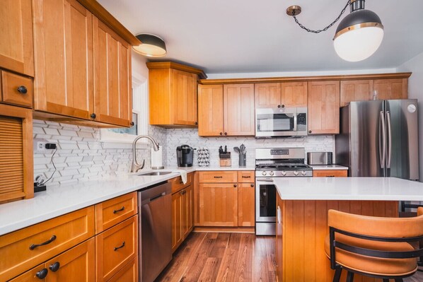 Fridge, oven, stovetop, coffee/tea maker