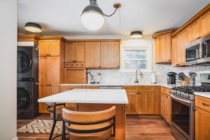 Fridge, oven, stovetop, coffee/tea maker