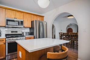 Fridge, oven, stovetop, coffee/tea maker