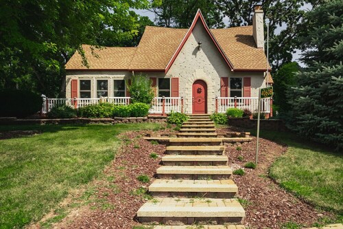 Storybook 3BR Cottage Near Golf, Ski & Lake Geneva