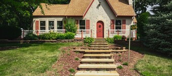 Storybook 3BR Cottage Near Golf, Ski & Lake Geneva
