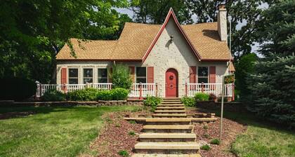 Storybook 3BR Cottage Near Golf, Ski & Lake Geneva
