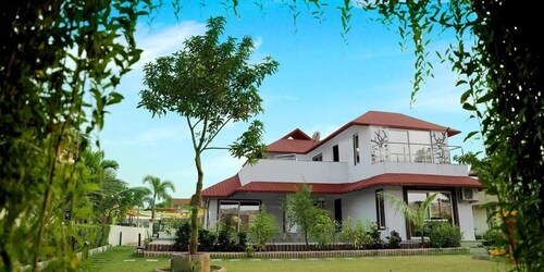 Cozy 1-bedroom bungalow with AC and fitness room in lovely UBHARAT