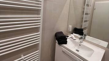 Dusche, Haartrockner, Handtücher, Seife