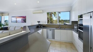Una cocina moderna con lavavajillas, un ventanal y vistas al exterior.