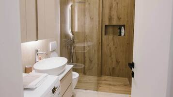 Sèche-cheveux, bidet, serviettes fournies