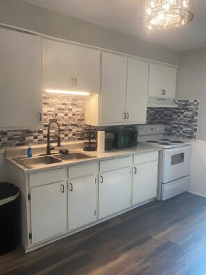 Private kitchen - Charming 2-bedroom upstairs apartment in lovely Chardon with AC (Chardon)