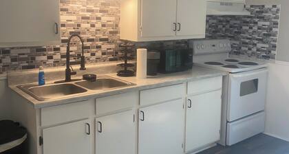 Charming 2-bedroom upstairs apartment in lovely Chardon with AC