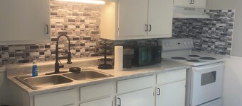 Charming 2-bedroom upstairs apartment in lovely Chardon with AC