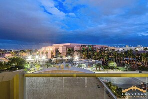 Property grounds - MGM Signature-03-608 1Br 2Ba Balcony Jacuzzi Suite (Las Vegas)