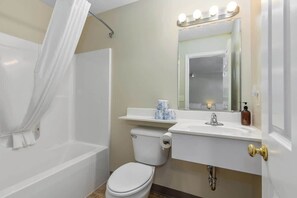 Regadera, secadora de cabello, toallas 