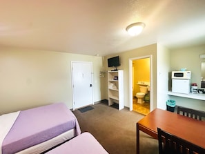 Iron/ironing board, WiFi, bed sheets
