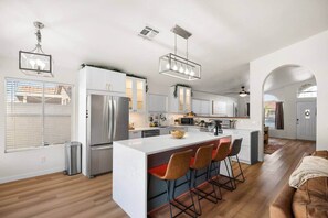 Kjøleskap, mikrobølgeovn, ovn og kokeplater