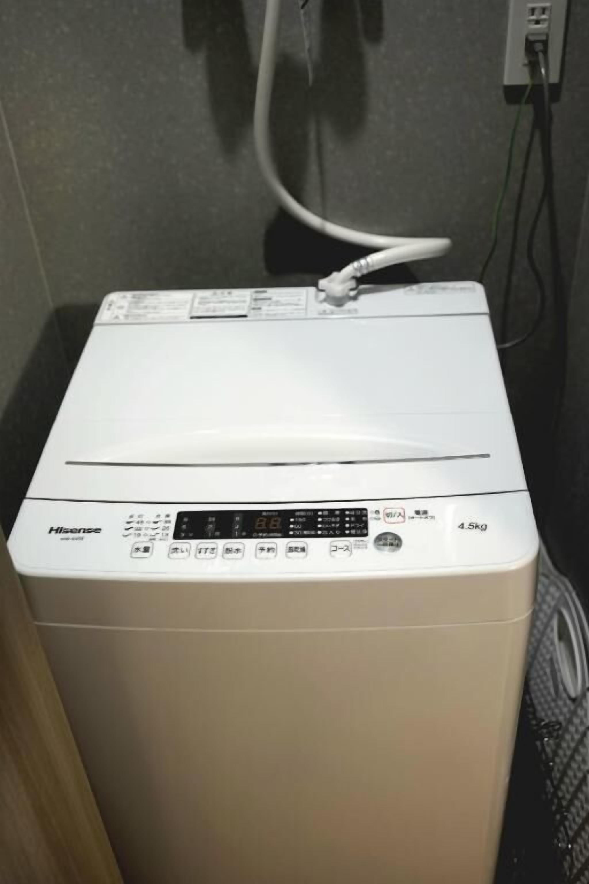 Una lavadora blanca Hisense con pantalla digital, panel de control y etiqueta que indica una capacidad de 4,5 kg.