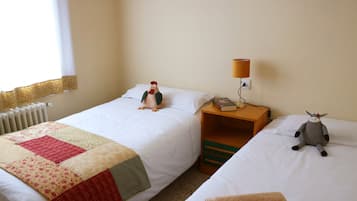 5 bedrooms, iron/ironing board, WiFi, bed sheets