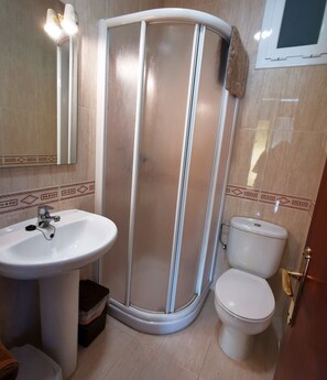 Doccia, set di cortesia gratuito, asciugacapelli, asciugamani