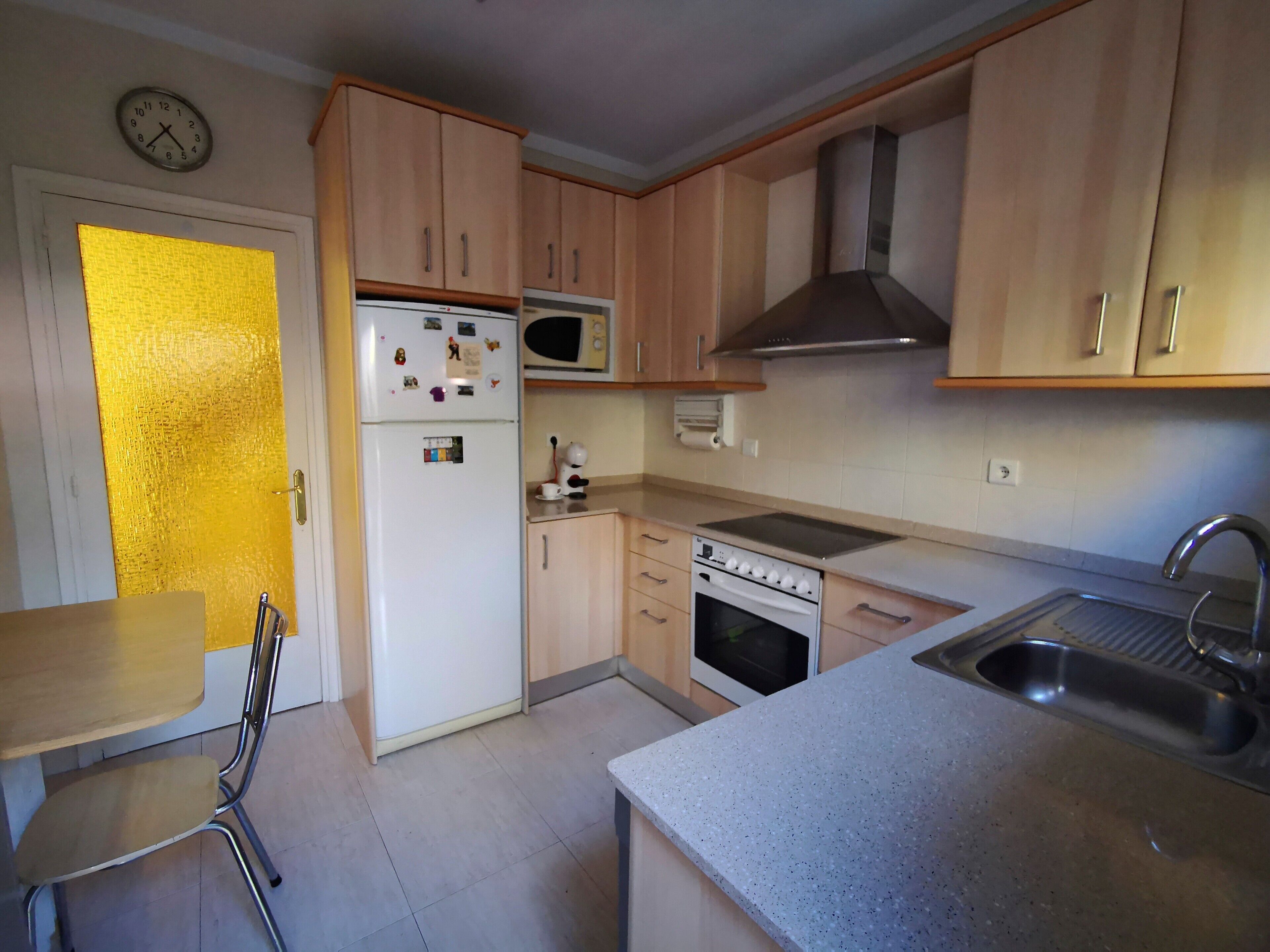 Frigorífico, microondas, horno y placa de cocina