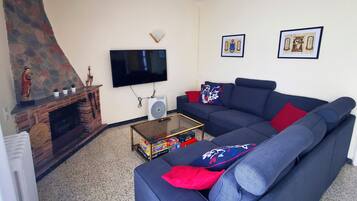 Una televisión, una mesa de tenis de mesa