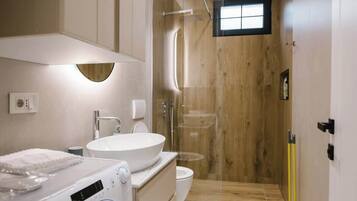 Sèche-cheveux, bidet, serviettes fournies