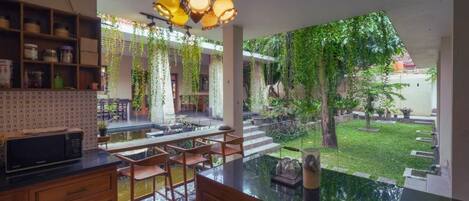 Villa classique, 3 chambres, cuisine, côté cour intérieure | Cuisine privée | Réfrigérateur, four à micro-ondes, surface de cuisson, grille-pain