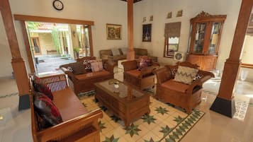 Villa Classique, 3 chambres, cuisine, côté cour intérieure | Coin séjour | TV connectée de 43 pouces avec chaînes numériques