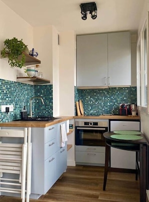 Fridge, microwave, oven, cookware/dishes/utensils