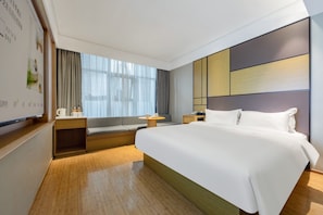 Habitación superior, 1 cama de matrimonio grande | Tabla de planchar con plancha, wifi gratis, ropa de cama