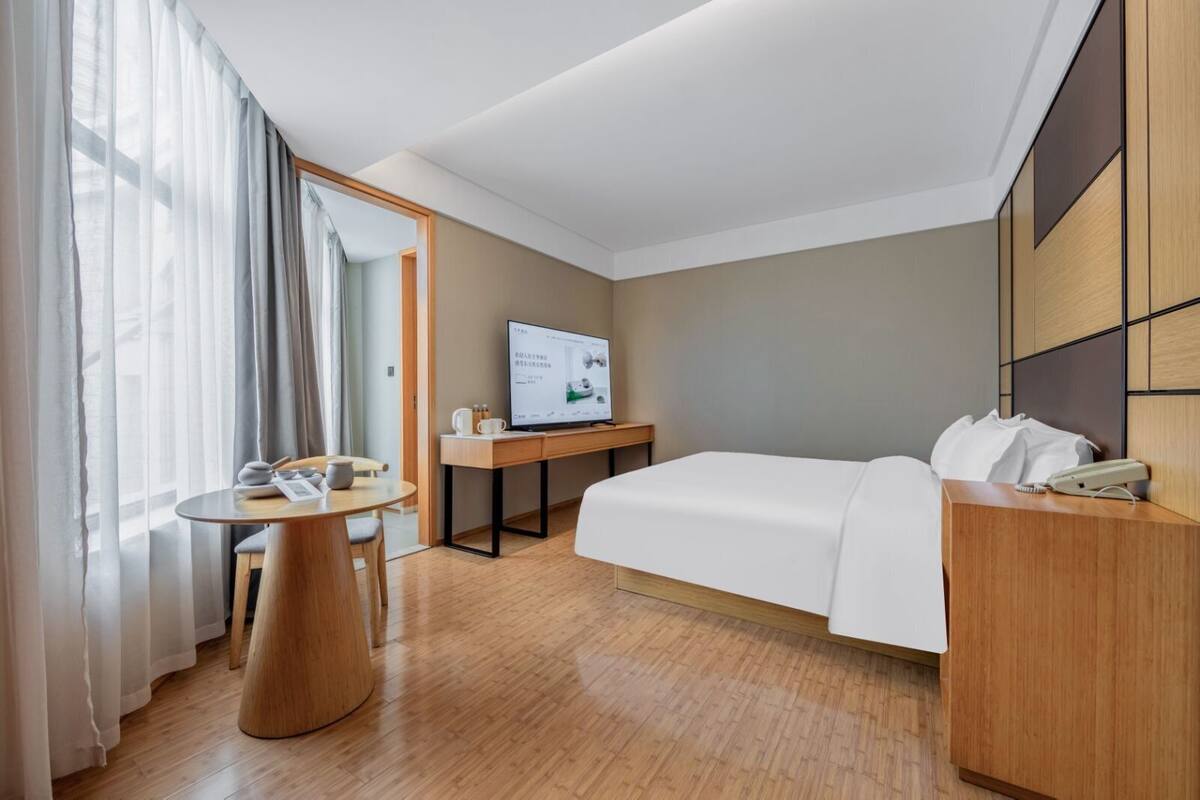 Habitación básica, 1 cama de matrimonio | Baño | Cabezal de ducha tipo lluvia y artículos de higiene personal gratuitos