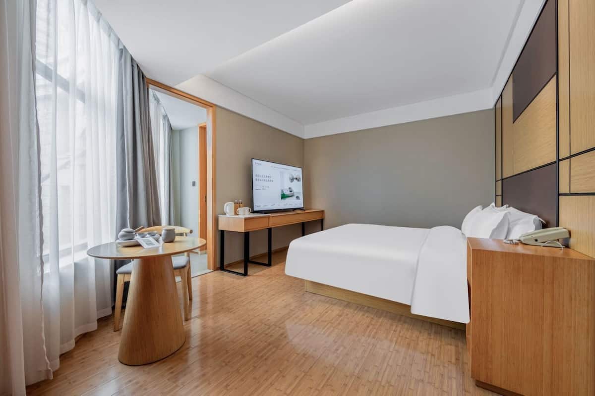 Basic Room, 1 Queen Bed | Bathroom | Rainfall showerhead, free toiletries, hair dryer, bidet