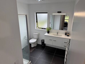 Dusche, Haartrockner, Handtücher, Seife