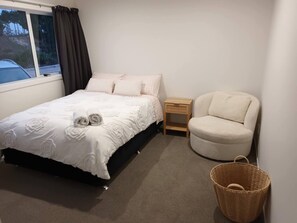 3 bedrooms, iron/ironing board, Internet, bed sheets