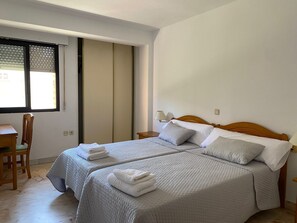 Desk, laptop workspace, free WiFi - Hotel Maximus (Las Navas Del Marques)
