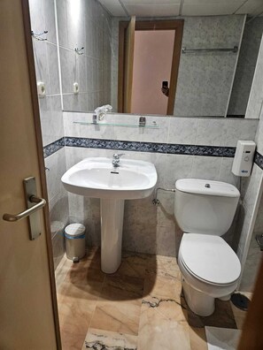 Comfort Single Room | Bathroom | Combined shower/tub, towels, soap, toilet paper