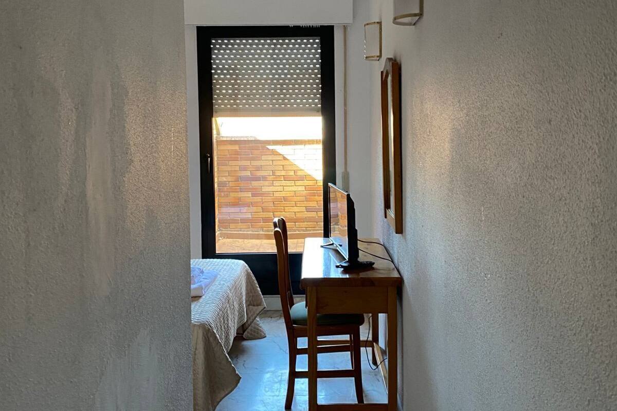 Desk, laptop workspace, WiFi (free)