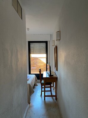 Escritorio, espacio para trabajar con laptop y wifi gratis