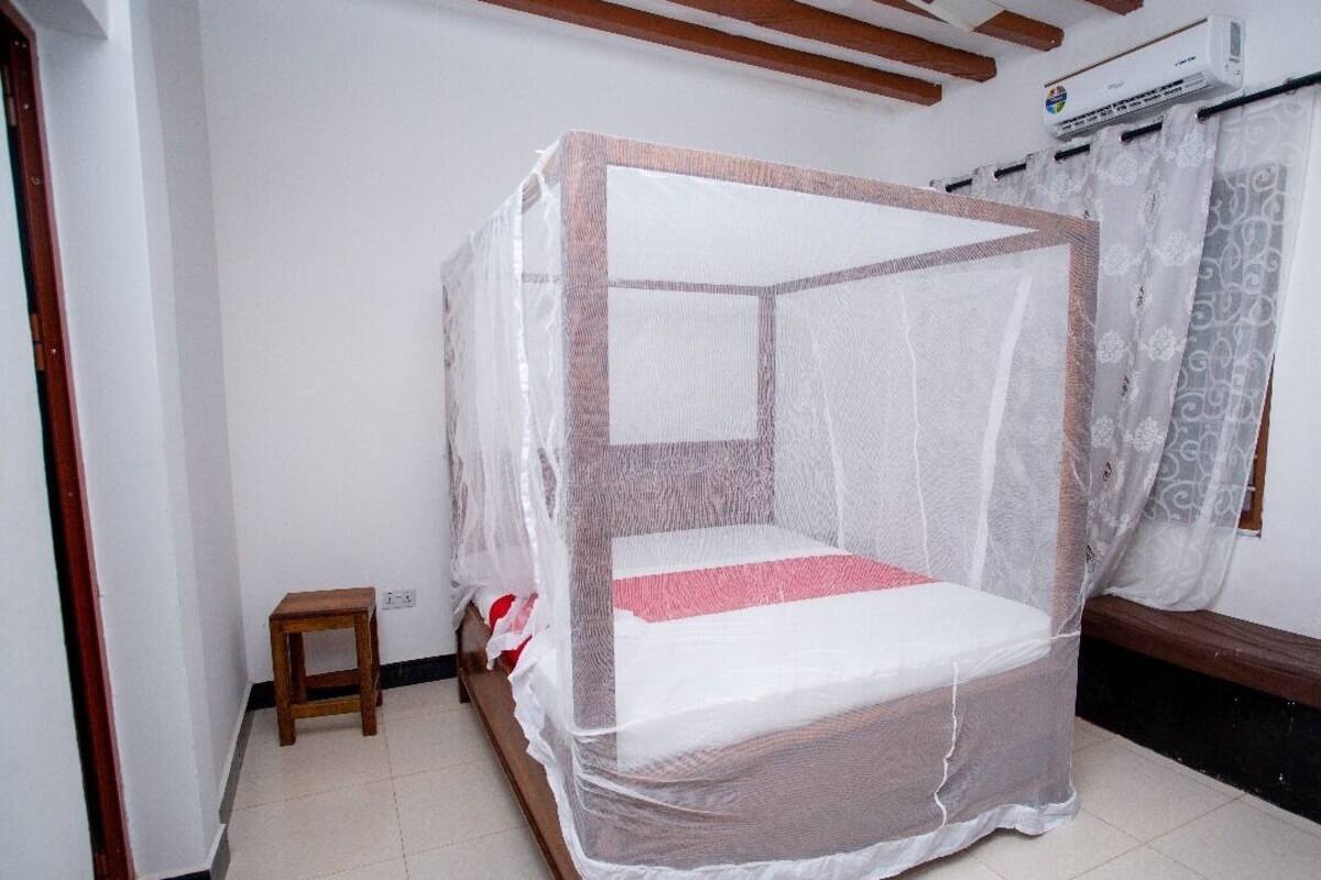 Caja fuerte, escritorio, espacio para trabajar con un portátil
