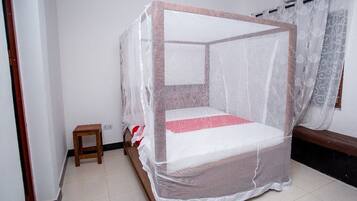 Phòng Deluxe | Két bảo mật tại phòng, bàn, khu vực làm việc phù hợp cho laptop